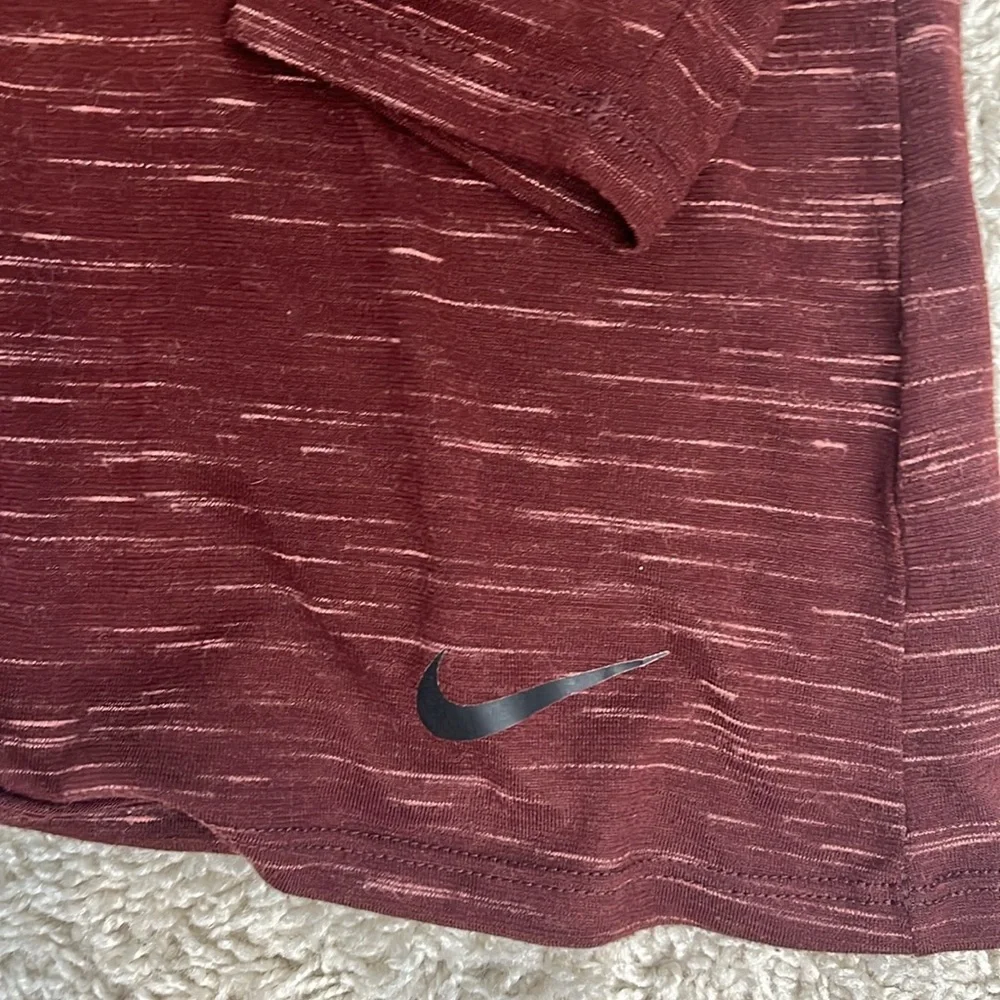 Women’s Nike drifit SZ M lightweight hoodie. Maroon w/pink. Great condition